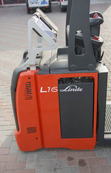 Электроштаблер Linde L16 AP за пределами склада